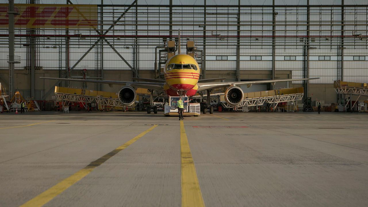 Flight preparations at HUB Leipzig by DHL aircraft mechanics