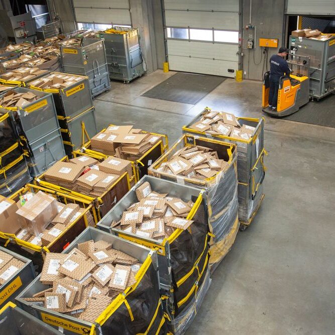 Thalia is Europe's largest owner-managed bookseller. At peak times, 100,000 shipments are picked up daily from the central warehouse in Hörselgau near Erfurt. Almost exclusively from Deutsche Post and DHL.